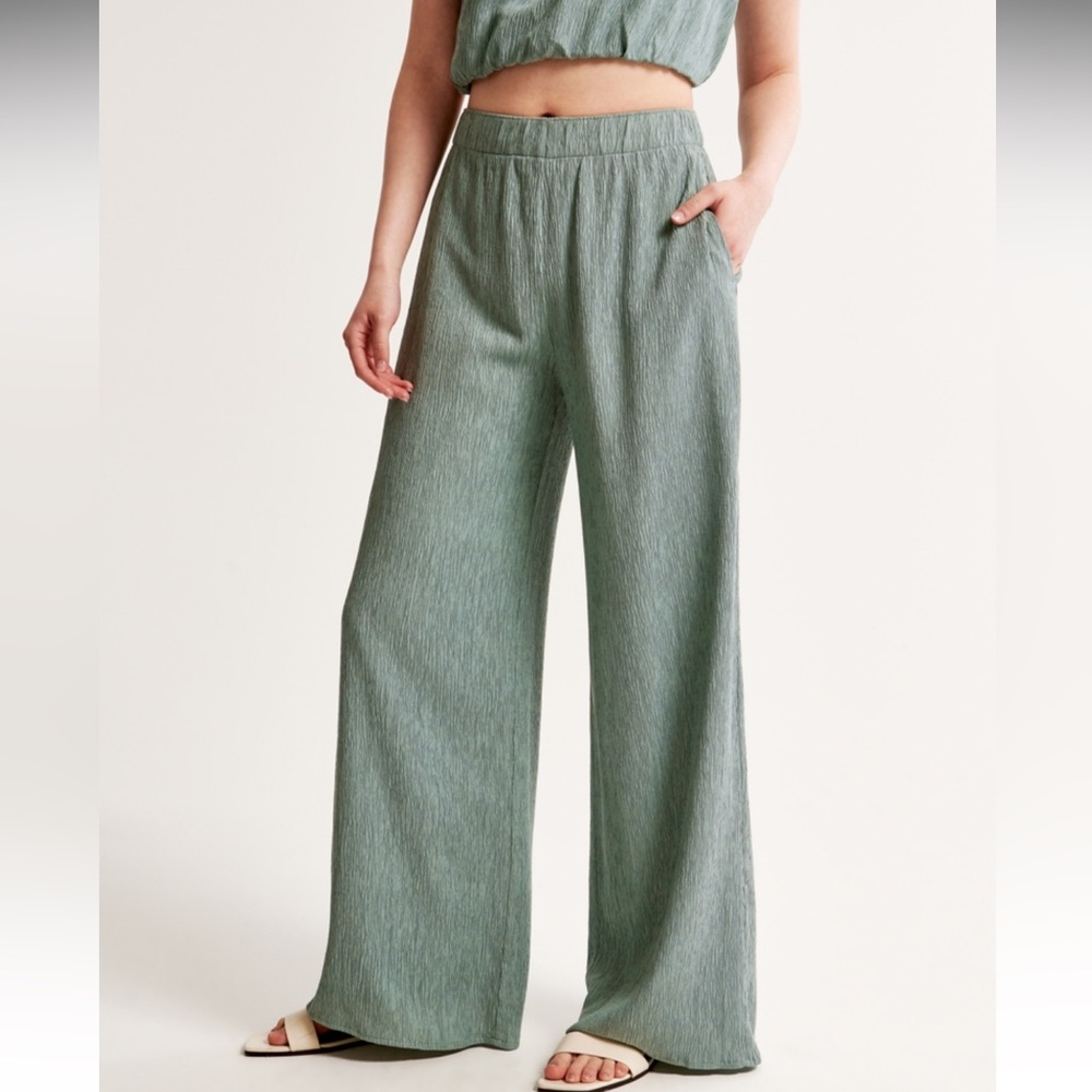 NWT Abercrombie Crinkle Textured Pull-On Pant
